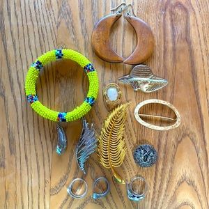 Small lot of jewelry - bracelet, broaches, earrings and rings